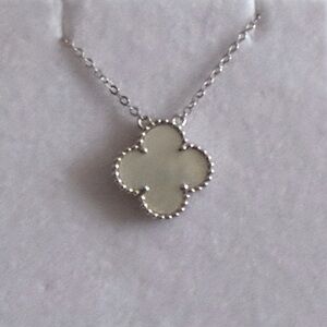 Clover Mother of Pearl necklace